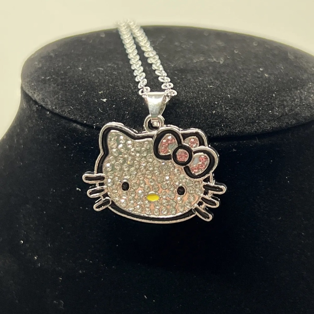 HELLO KITTY PENDANT WITH COLLAR BONE CHAIN